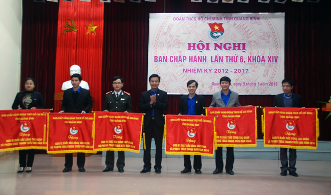 Đồng chí Trần Quốc Tuấn, Bí thư Tỉnh Đoàn trao cờ thi đua “Đơn vị xuất sắc” cho các tập thể.