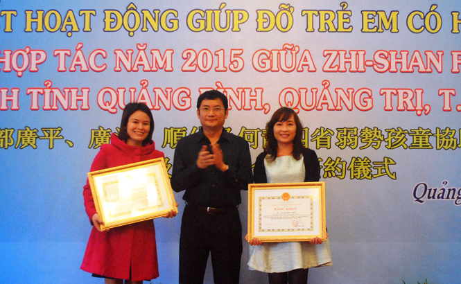 Đồng chí Trần Tiến Dũng, Phó Chủ tịch UBND tỉnh trao bằng khen cho các điều phối viên xuất sắc.