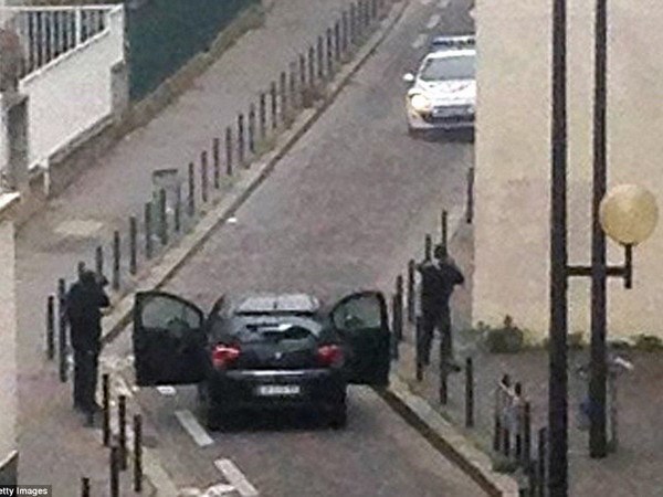 Những kẻ khủng bố tấn công tòa báo Charlie Hebdo. (Nguồn: AP)