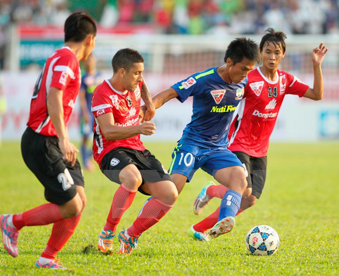 Các cầu thủ Đồng Tâm Long An (áo đỏ) đã có một trận đấu ấn tượng trước Hoàng Anh Gia Lai. (Ảnh: Quang Nhựt/TTXVN)
