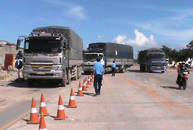 Lực lượng Thanh tra giao thông kiểm tra xử lý xe ô tô chở hàng quá trọng tải quy định trên tuyến quốc lộ 1.