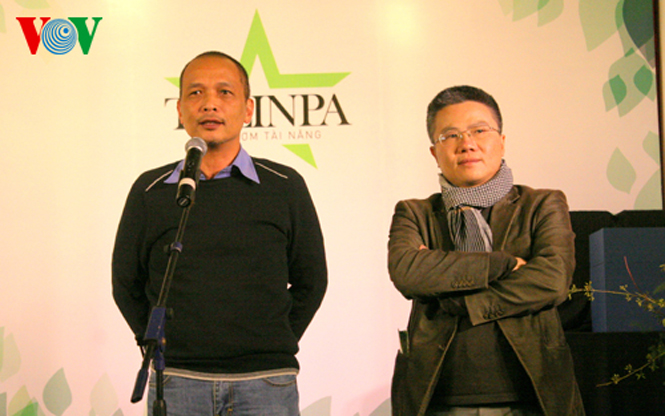GS Ngô Bảo Châu (trái) cùng Cựu CEO FPT Nguyễn Thành Nam chia sẻ về Vườn ươm tài năng