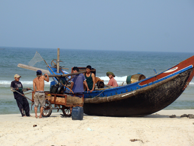 Ngư dân xã bãi ngang Hải Ninh chuẩn bị ra khơi.