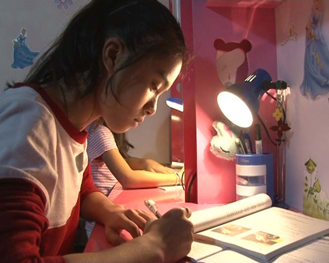 Từ khi có “Tiếng trống khuyến học”, việc học bài ban đêm của các em học sinh trên địa bàn thị trấn Đồng Lê đã đi vào nền nếp.