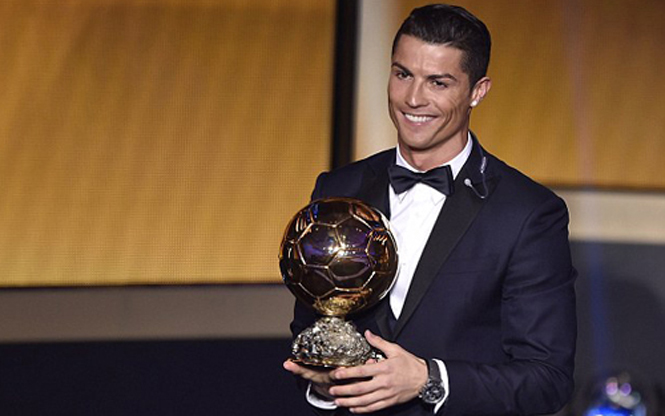 Tiền đạo Ronaldo của Real Madrid, xuất sắc vượt qua Messi và Neuer để giành Quả bóng Vàng 2014.