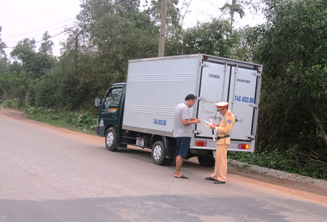 Cảnh sát giao thông thành phố Đồng Hới đang kiểm tra giấy tờ phương tiện giao thông lưu thông trên đường Phan Đình Phùng.