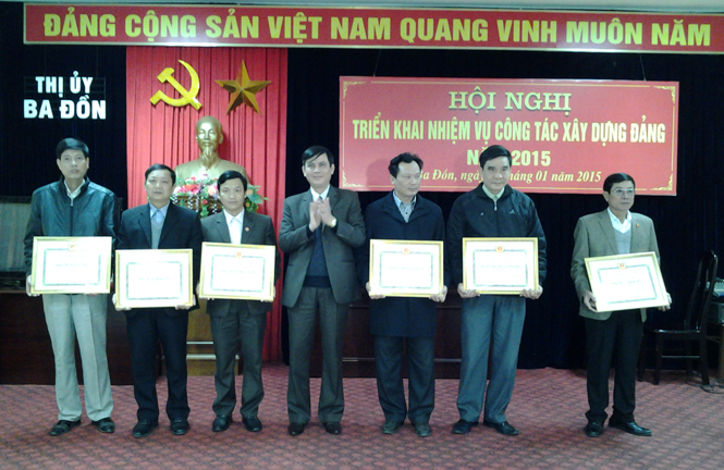 Đồng chí Trần Thắng, Tỉnh ủy viên, Bí thư Thị ủy Ba Đồn tặng giấy khen cho 6 tổ chức cơ sở Đảng trong sạch, vững mạnh tiêu biểu năm 2014