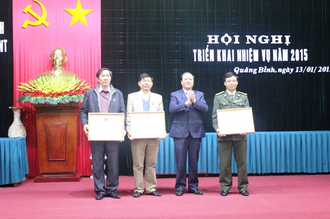 Đồng chí Trần Văn Tuân, UVTV Tỉnh ủy, Phó Chủ tịch UBND tỉnh trao bằng khen cho các cá nhân đạt chiến sĩ cấp tỉnh