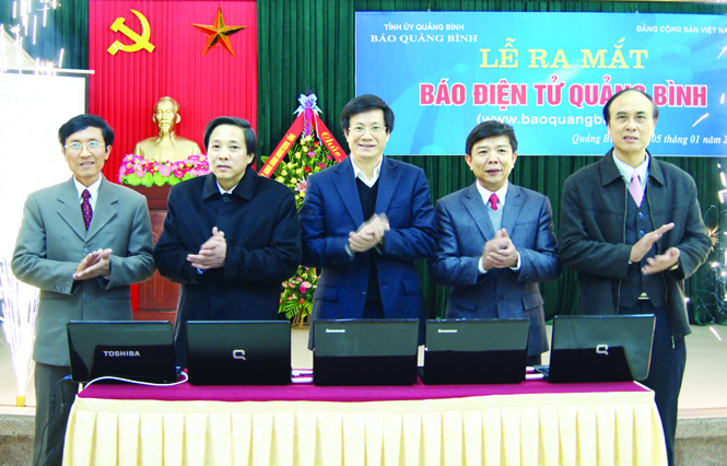 Các đồng chí lãnh đạo tỉnh và Tổng biên tập Báo Quảng Bình nhấn nút khai trương Báo điện tử Quảng Bình.