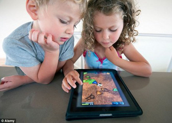 Nhiều trẻ em hiện nay đang rất thích thú và say mê trong việc chơi các thiết bị không dây như máy tính bảng, điện thoại di động...
