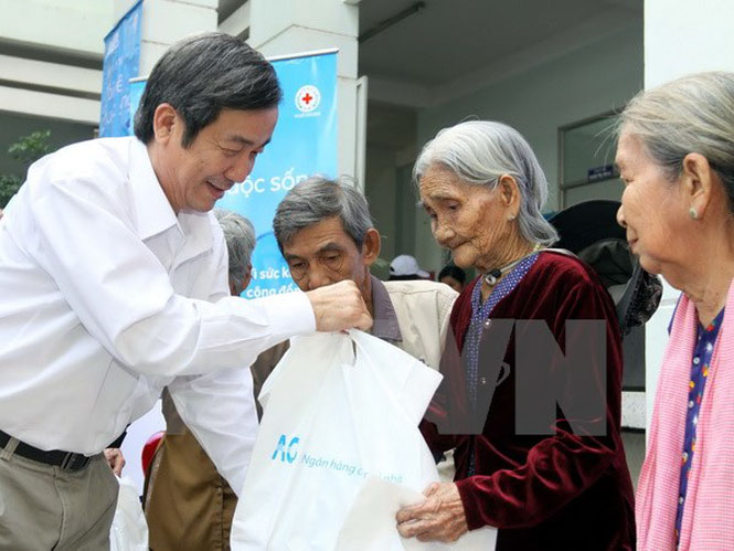 Tặng quà Tết cho người già neo đơn, trẻ em có hoàn cảnh khó khăn tại TP Hồ Chí Minh. (Ảnh: Thanh Vũ/TTXVN)