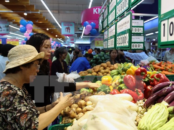 Người tiêu dùng mua sắm thực phẩm tại siêu thị Co.opmart. (Ảnh: Thanh Vũ/TTXVN)