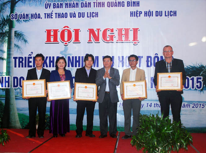 Đồng chí Trần Tiến Dũng, Tỉnh ủy viên, Phó Chủ tịch UBND tỉnh trao bằng khen của UBND tỉnh cho các tập thể đạt thành tích xuất sắc trong hoạt động du lịch năm 2014.