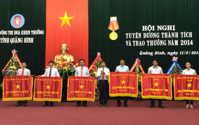 Đồng chí Nguyễn Hữu Hoài, Phó Bí thư Tỉnh ủy, Chủ tịch UBND tỉnh trao cờ thi đua  cho các tập thể đạt thành tích xuất sắc trong phong trào thi đua yêu nước năm 2014.