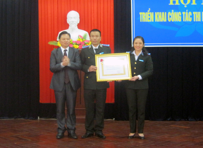 Chi cục Thi hành án dân sự huyện Quảng Trạch vinh dự đón nhận Huân chương Lao động hạng Ba trong năm 2014.
