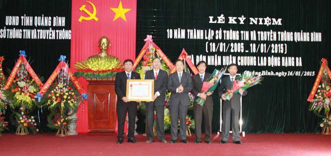 Thừa ủy quyền của Chủ tịch nước, đồng chí Nguyễn Tiến Hoàng, Phó Chủ tịch UBND tỉnh trao Huân chương Lao động hạng Ba cho Sở Thông tin-Truyền thông.
