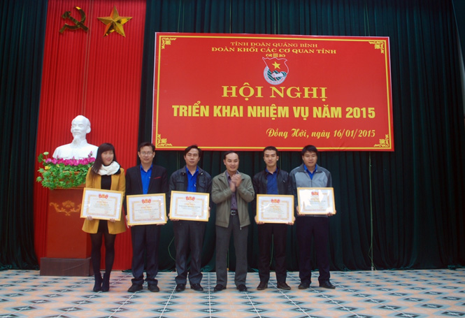 Đồng chí Trần Sơn Tùng, Phó Bí thư Tỉnh Đoàn trao bằng khen cho các tập thể và cá nhân có thành tích xuất sắc trong công tác Đoàn và phong trào thanh niên năm 2014.