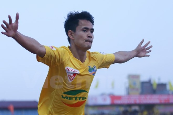 Đình Tùng ghi bàn ấn định tỷ số 2-1 cho Thanh Hóa trước Hoàng Anh Gia Lai. (Ảnh: Minh Chiến/Vietnam+)