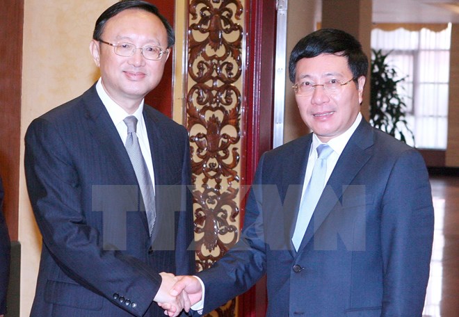 Phó Thủ tướng, Bộ trưởng Bộ Ngoại giao Phạm Bình Minh đón Ủy viên Quốc vụ Trung Quốc Dương Khiết Trì, tại Hà Nội, tháng 10-2014. (Ảnh: Thống Nhất/TTXVN)