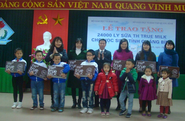 Thứ trưởng Bộ Giáo dục và Đào tạo Nguyễn Thị Nghĩa trao tặng sữa TH True Milk cho các em học sinh mầm non và tiểu học tỉnh ta.
