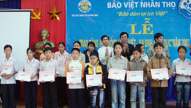 Công ty Bảo Việt nhân thọ Quảng Bình tặng học bổng an sinh giáo dục cho trẻ em nghèo vượt khó, học giỏi.
