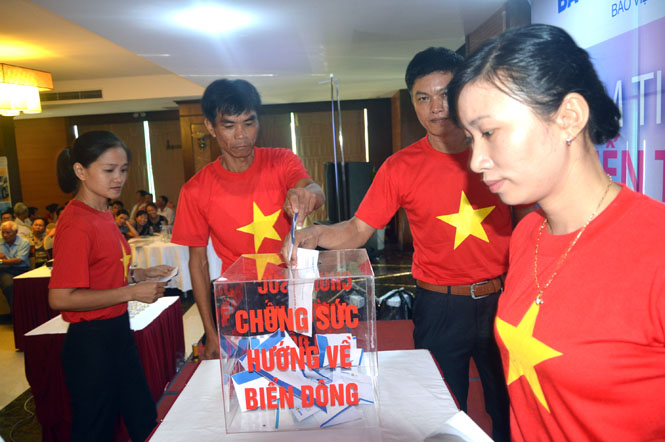 Cán bộ, nhân viên, tư vấn viên Công ty Bảo Việt nhân thọ Quảng Bình quyên góp ủng hộ lực lượng Cảnh sát biển, Kiểm ngư đang thực thi pháp luật ở biển Đông.