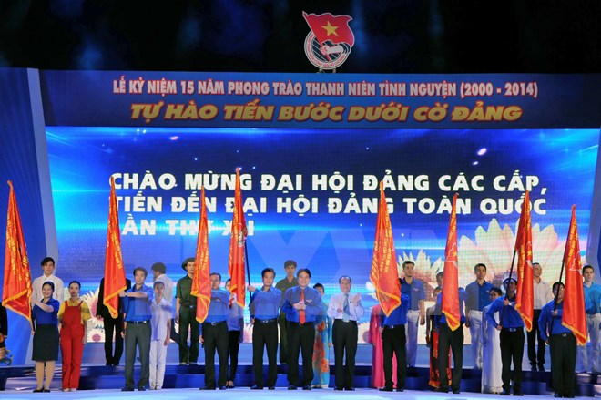 Ban tổ chức trao cờ thi đua cho các đơn vị xuất sắc tại buổi lễ. (Ảnh: An Hiếu/TTXVN)