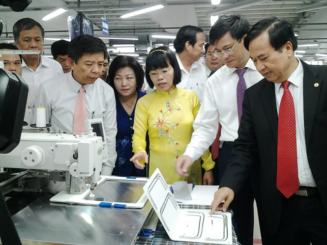 Các đồng chí lãnh đạo tỉnh và lãnh đạo Tập đoàn dệt may Việt Nam tham quan Trung tâm sản xuất công nghệ cao của Xí nghiệp May xuất khẩu Hà Quảng.