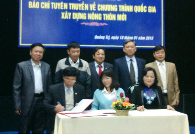Lãnh đạo Hội Nhà báo các tỉnh Bắc miền Trung ký giao ước thi đua năm 2015.
