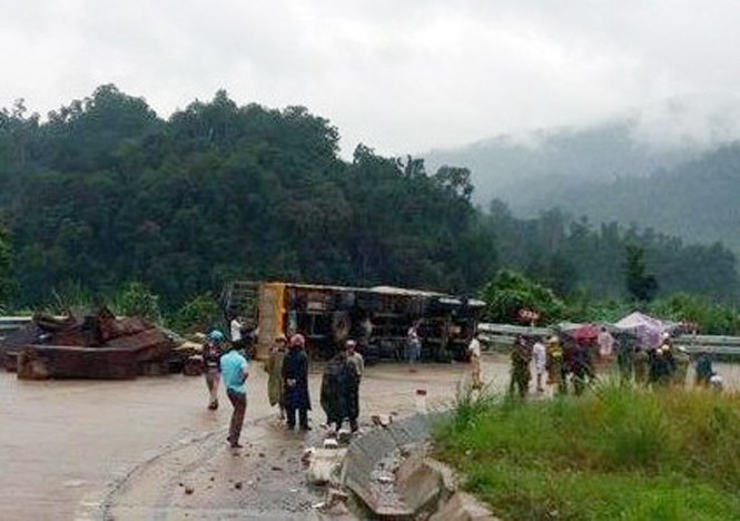 Minh Hóa, một trong 3 địa bàn tỉnh ta có TNGT tăng trong năm 2014 (Trong ảnh: Vụ TNGT xảy ra trên đèo Đá Đẽo, tháng 11-2014, làm 3 người thiệt mạng).