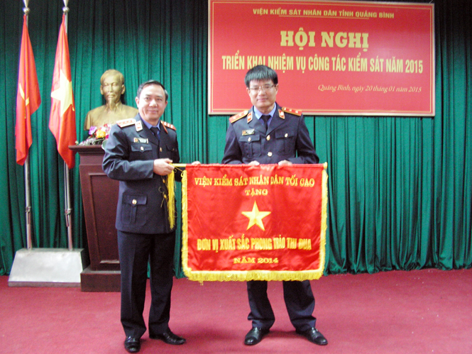Đồng chí Bùi Mạnh Cường, Phó Viện trưởng VKSND tối cao trao cờ  thi đua đơn vị xuất sắc của ngành Kiểm sát nhân dân cho tập thể VKSND tỉnh.