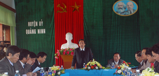 Đồng chí Hoàng Đăng Quang, Phó Bí thư Thường trực Tỉnh ủy, Trưởng đoàn đại biểu Quốc hội tỉnh phát biểu tại buổi làm việc Ban Thường vụ Huyện ủy Quảng Ninh.