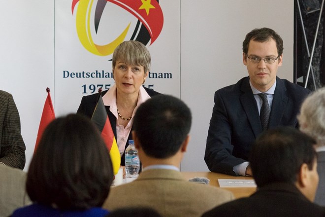 Đại sứ Đức tại Việt Nam, bà Jutta Gisela Frasch phát biểu tại họp báo. (Ảnh: Đại sứ quán Đức)