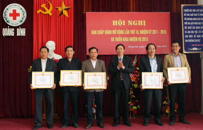 Trao Bằng khen của Trung ương Hội CTĐ Việt Nam cho các tập thể có thành tích xuất sắc trong phong trào nhân đạo 2014.