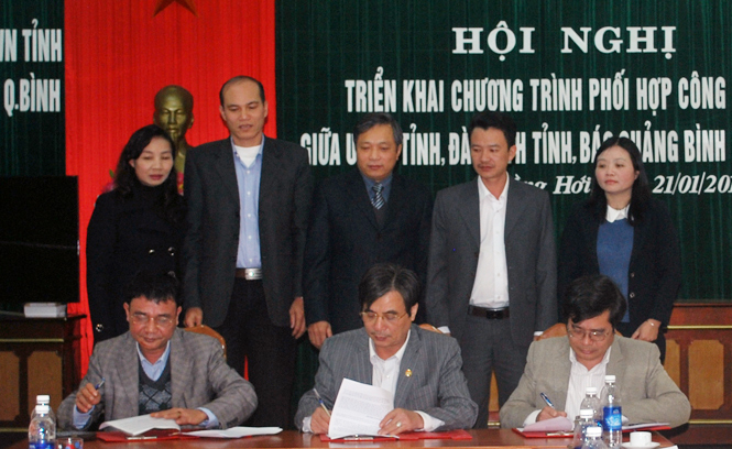 Đại diện Ban Thường trực Ủy ban MTTQVN tỉnh và lãnh đạo Báo Quảng Bình, Đài PT-TH tỉnh ký kết thống nhất chương trình phối hợp tuyên truyền năm 2015.