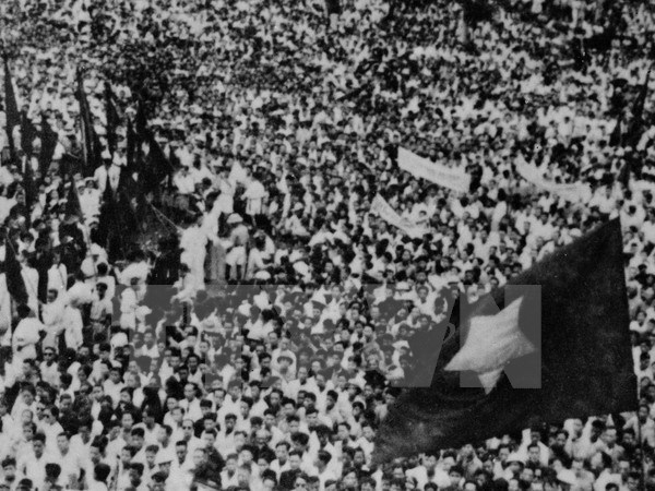 Ngày 19-8-1945, hàng vạn người dân Thủ đô dự mít tinh tại Quảng trường Nhà hát lớn thành phố chào mừng thắng lợi của cách mạng Tháng Tám. (Ảnh: Tư liệu TTXVN)