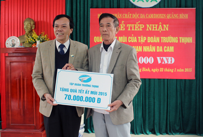 Lãnh đạo Hội Nạn nhân chất độc da cam/Dioxin tiếp nhận số tiền từ đại diện tập đoàn Trường Thịnh.
