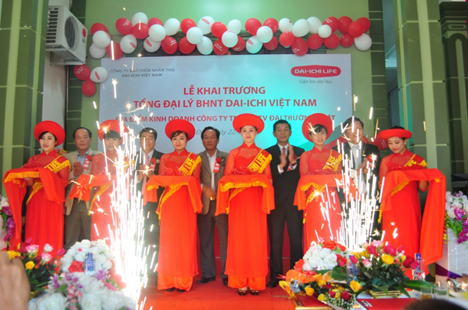 Đại diện Công ty BHNT Dai-Ichi Việt Nam khai trương Tổng đại lý kinh doanh BHNT tại thị xã Ba Đồn.