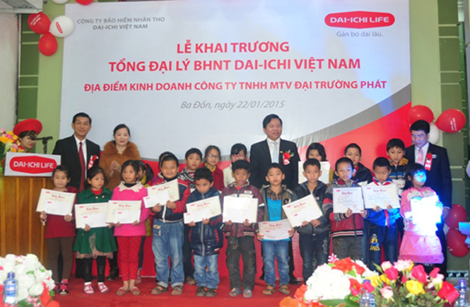 Đại diện Công ty BHNT Dai-Ichi Việt Nam trao học bổng cho các em học sinh nghèo vượt khó học giỏi thị xã Ba Đồn.