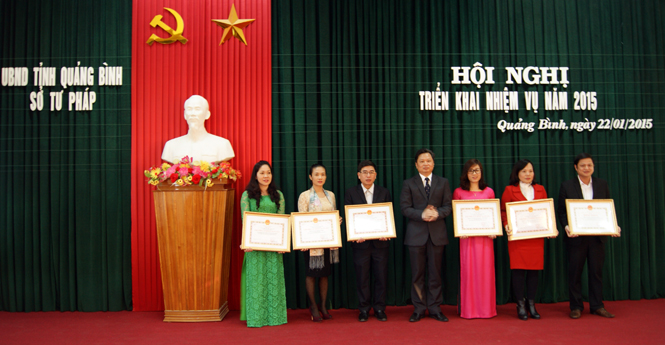 Đồng chí Nguyễn Tiến Hoàng, TUV, Phó Chủ tịch UBND tỉnh trao bằng khen của UBND tỉnh cho các cá nhân có thành tích xuất sắc trong công tác tư pháp.