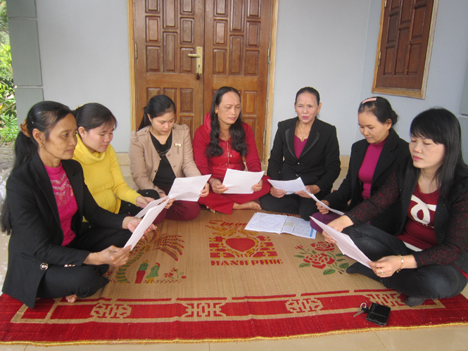 Chị Nguyễn Thị Nhung, Chủ nhiệm CLB (người thứ 3 bên phải) đang tư vấn cách chăm sóc sức khỏe sinh sản cho chị em hội viên.