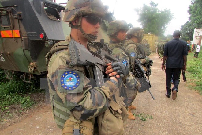 Binh sỹ Lực lượng giữ gìn hòa bình Liên minh châu Âu (EUFOR RCA) tuần tra tại Bangui. (Ảnh: AFP/TTXVN)
