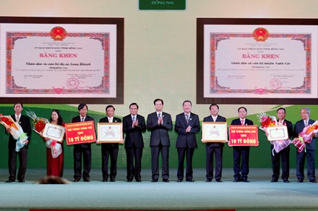 Thủ tướng trao Bằng Công nhận và Bằng khen cho 2 huyện đạt chuẩn NTM. Ảnh/VGP/Nhật Bắc