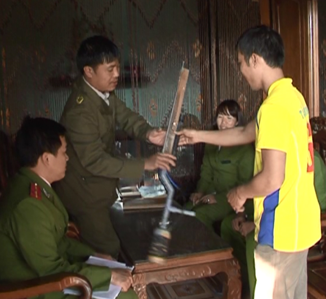 Nhờ đẩy mạnh công tác tuyên truyền, vận động nên nhiều người dân trên địa bàn huyện Tuyên Hóa đã tự giác giao nộp súng hơi cồn tự chế.