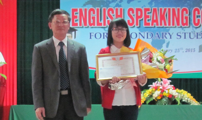 Đồng chí Đoàn Đức Liêm, Tỉnh uỷ viên, Giám đốc Sở Giáo dục-Đào tạo trao giải nhất cho thí sinh Trang Nguyễn Tịnh Vũ.