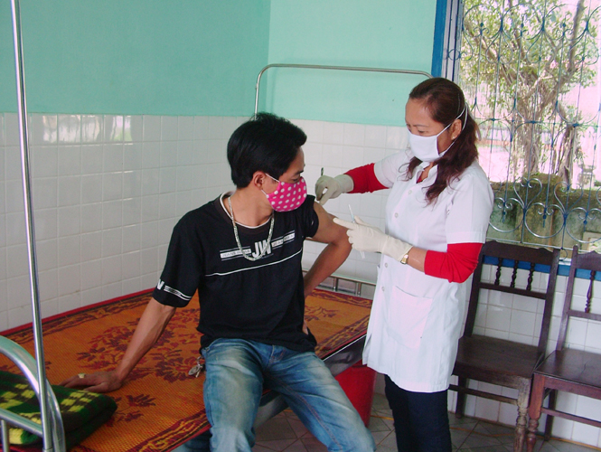 Chăm sóc cho bệnh nhân lao tại Trạm y tế Bắc Lý (Đồng Hới).