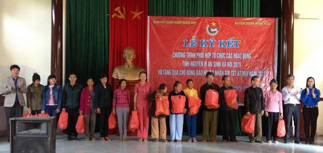 Đoàn khối Doanh nghiệp tặng quà cho người dân nghèo ở xã Trung Hóa.