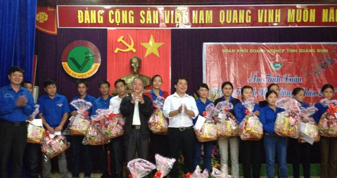 Đoàn khối Doanh nghiệp tặng quà cho công nhân có hoàn cảnh khó khăn ở Công ty TNHH MTV Việt Trung