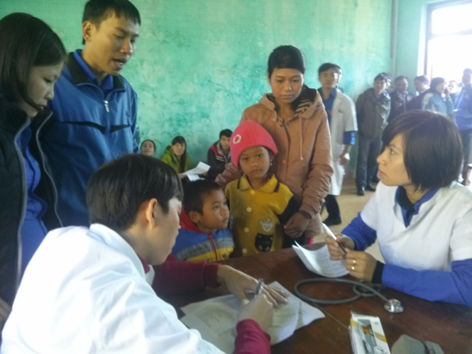Đội y bác sỹ trẻ tình nguyện khám và cấp phát thuốc cho bà con.