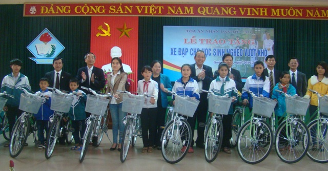 Đồng chí Trương Hòa Bình, Bí thư Trung ương Đảng, Chánh án Tòa án nhân dân tối cao, trao tặng xe đạp cho học sinh nghèo vượt khó tỉnh ta.
